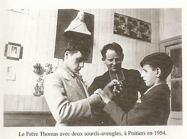 F. Thomas et deux sourds-aveugles